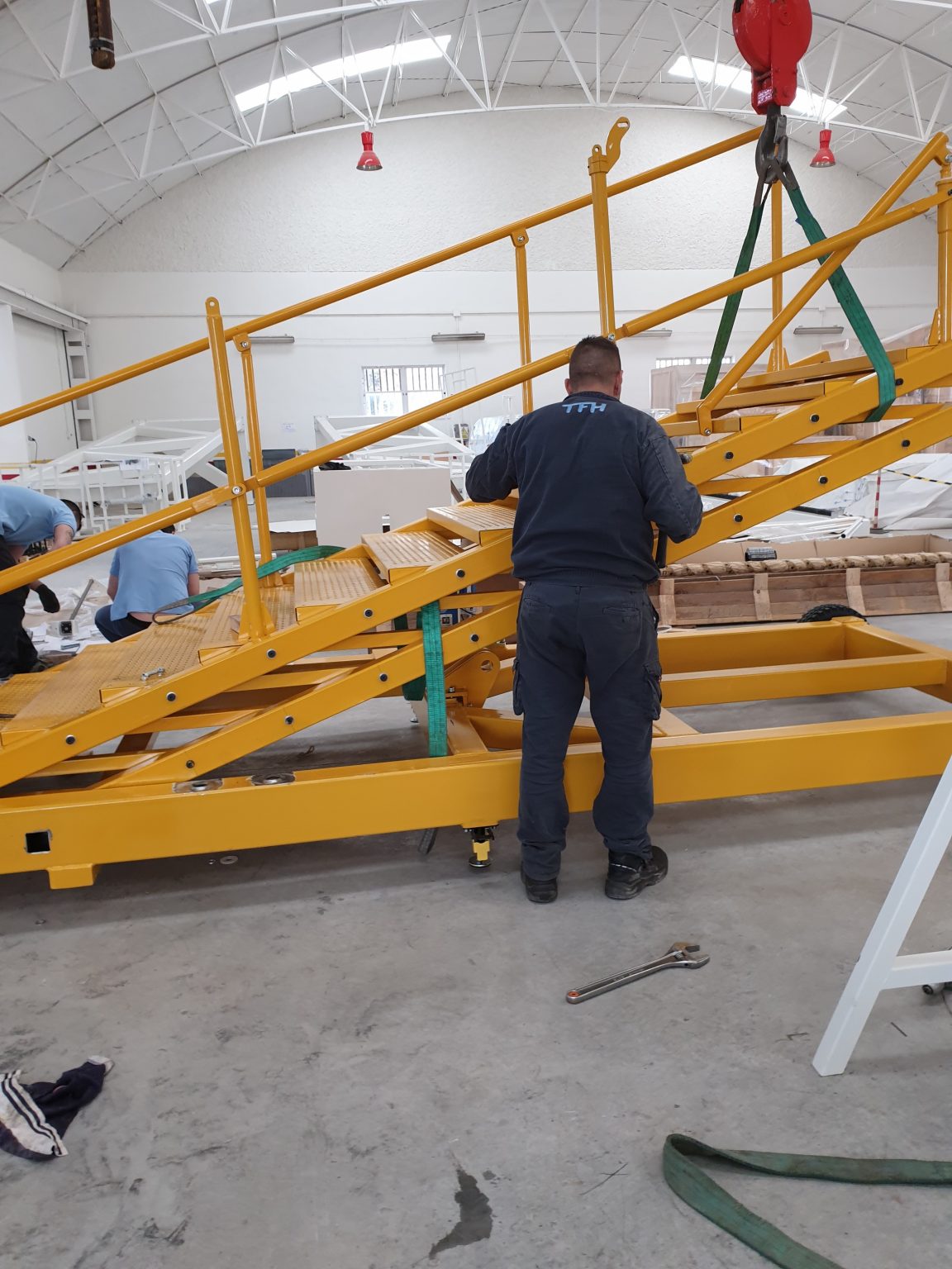Escalera de acceso a plataforma para la Academia General del Aire.