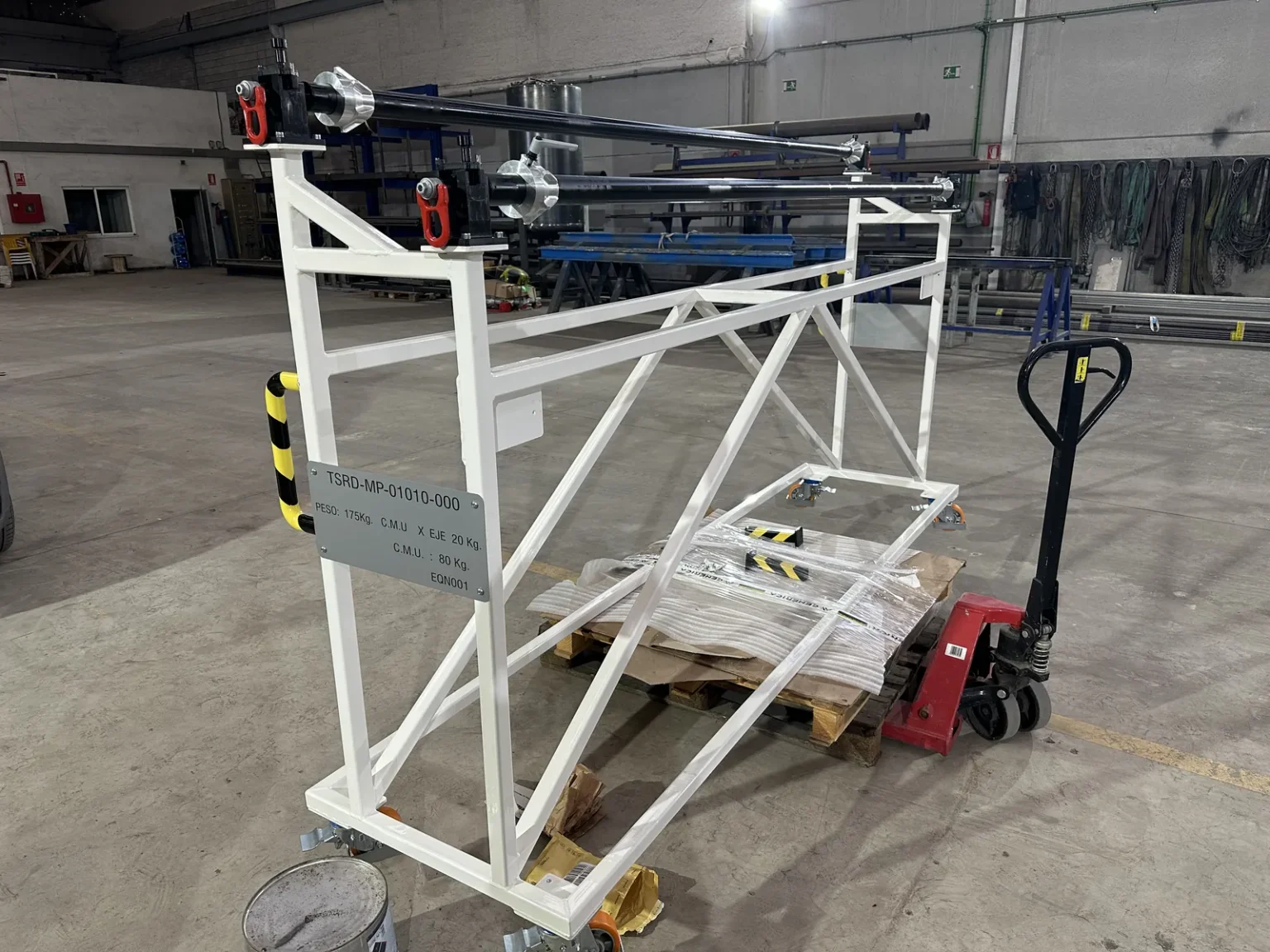 Carro de utillaje para Latesys (Groupe ADF) en estructura tubular pintada, con su sistema de amarre.