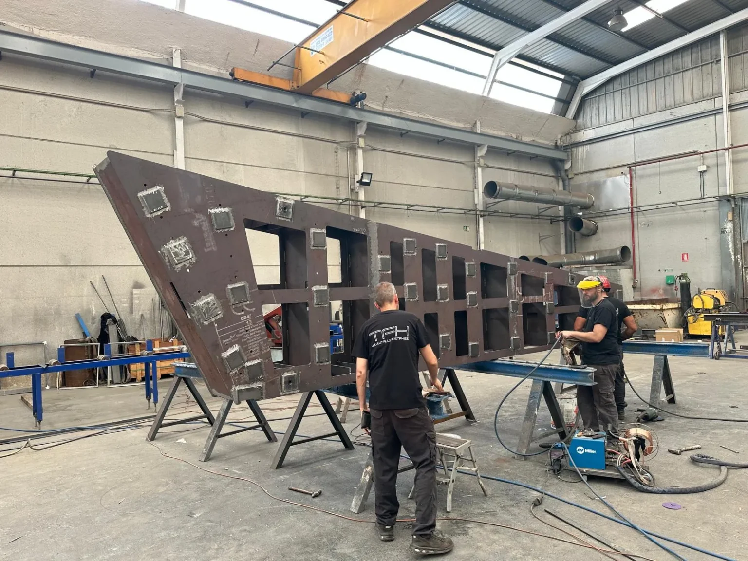 Mesa VTP (utillaje para estabilizador vertical) en fase de soldadura: estructura triangular de chapa con aligeramientos.