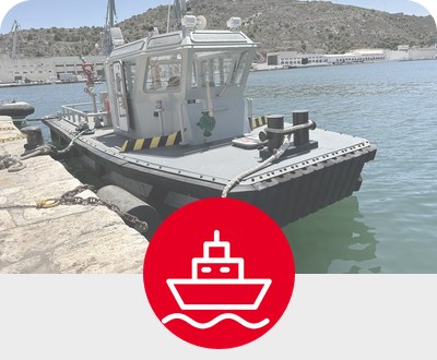 Empujadora construida para el submarino S-80, a flote en puerto