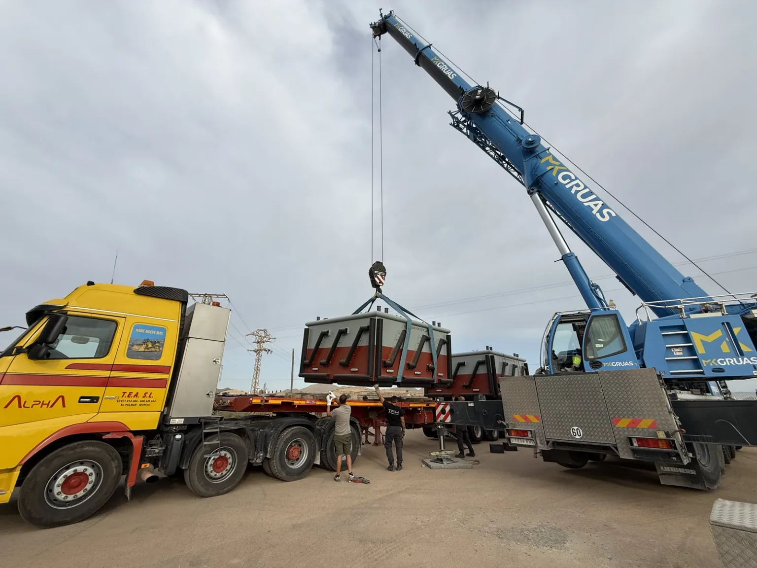 Carga con grúa de las bateas fabricadas para el Arsenal Militar.