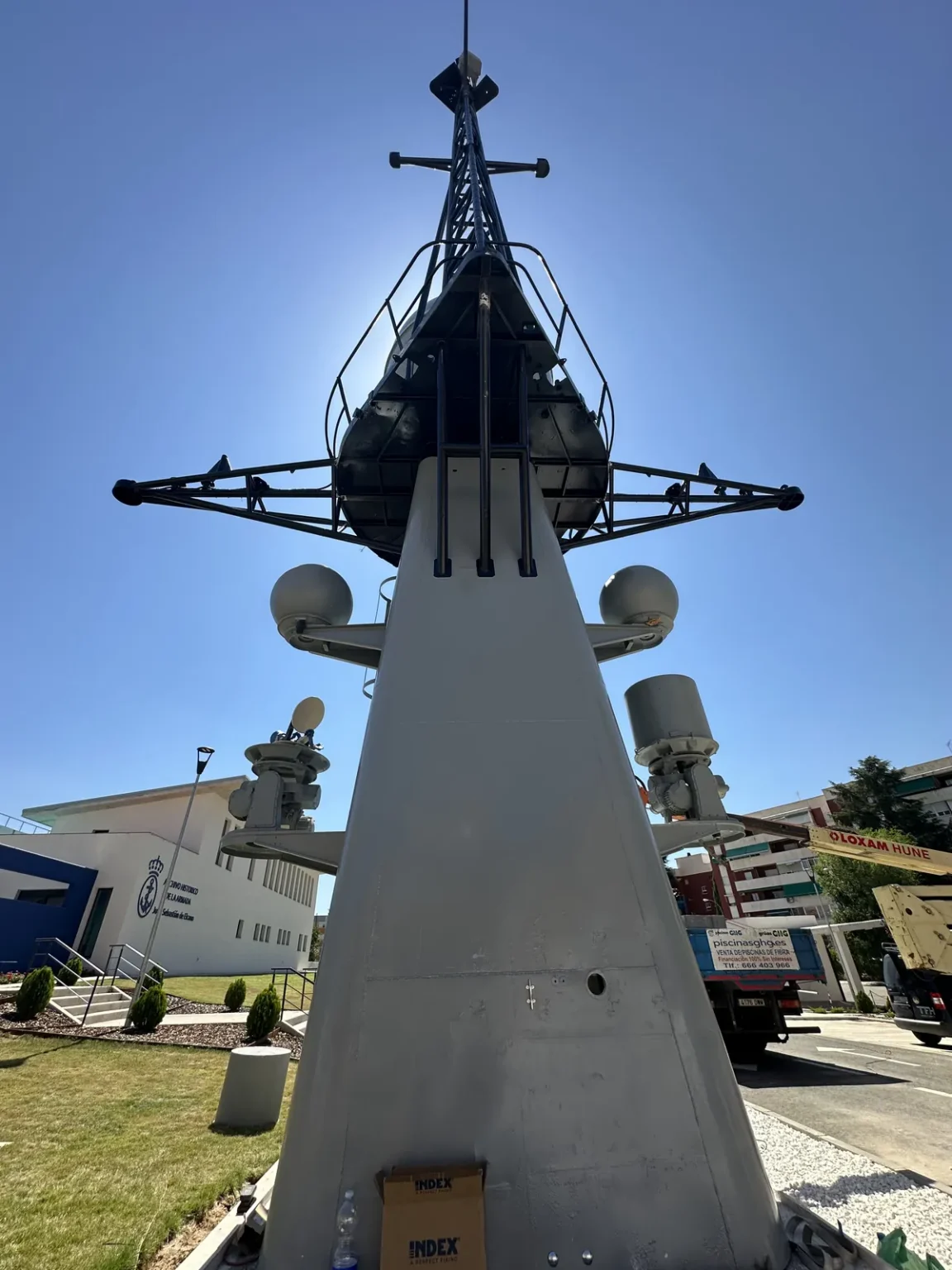 Mástil de buque restaurado e instalado como pieza expositiva, con sus antenas y radomos.