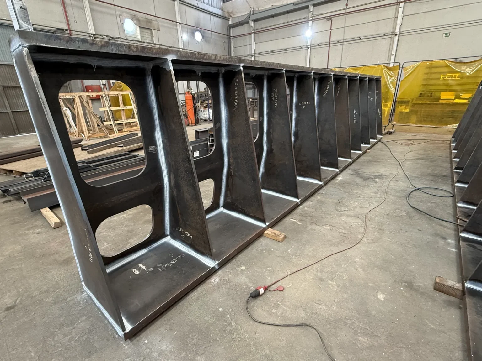 Polines para motores de Navantia: bancadas soldadas con aligeramientos.