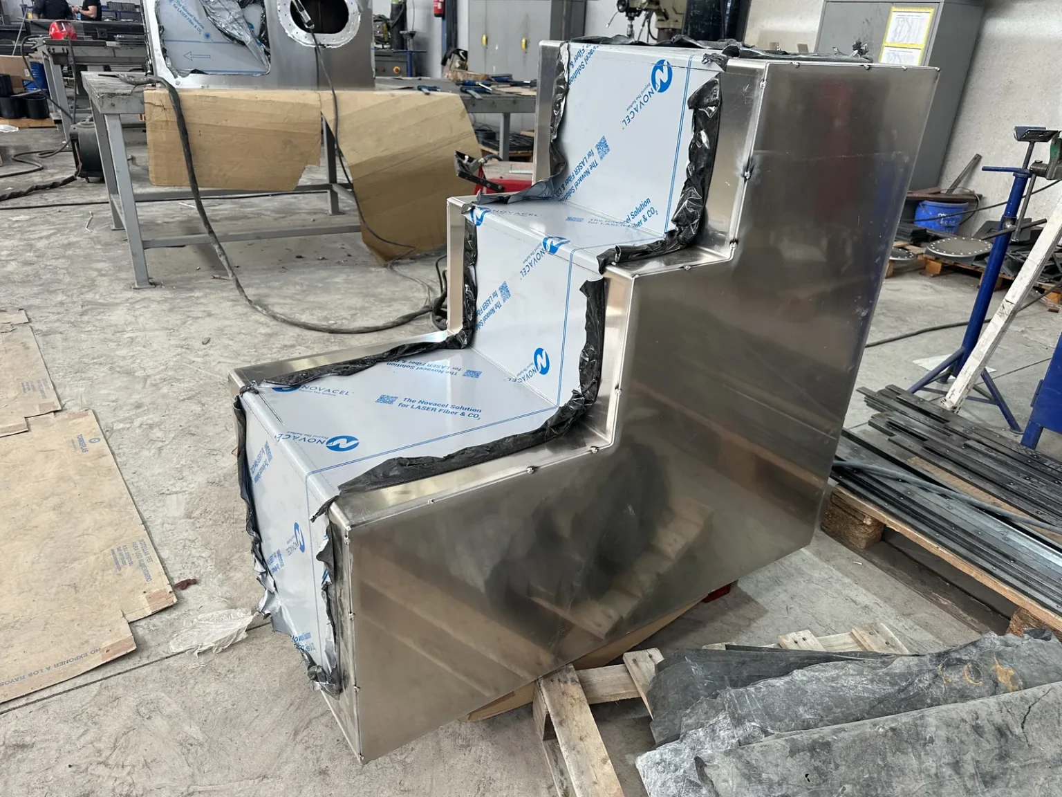 Tanque de aluminio de perfil escalonado, todavía con el film protector de la chapa.