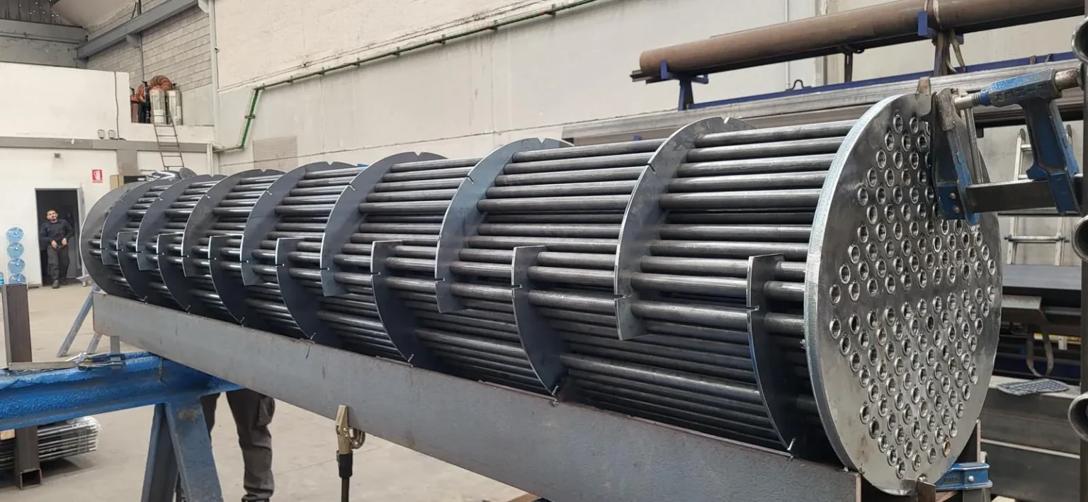 Haz tubular de intercambiador de calor con sus placas deflectoras.
